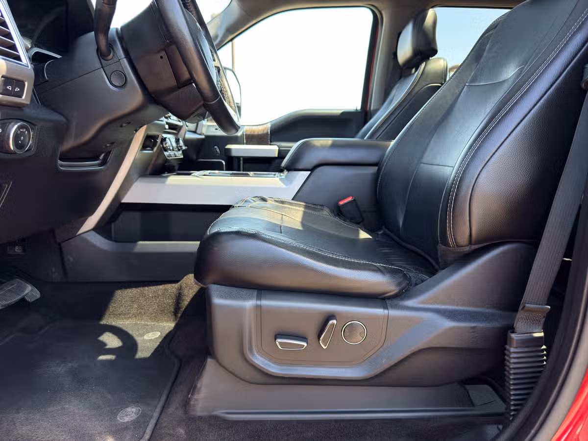 2017 Ford F-350 Super Duty Lariat Crew Cab Image 19