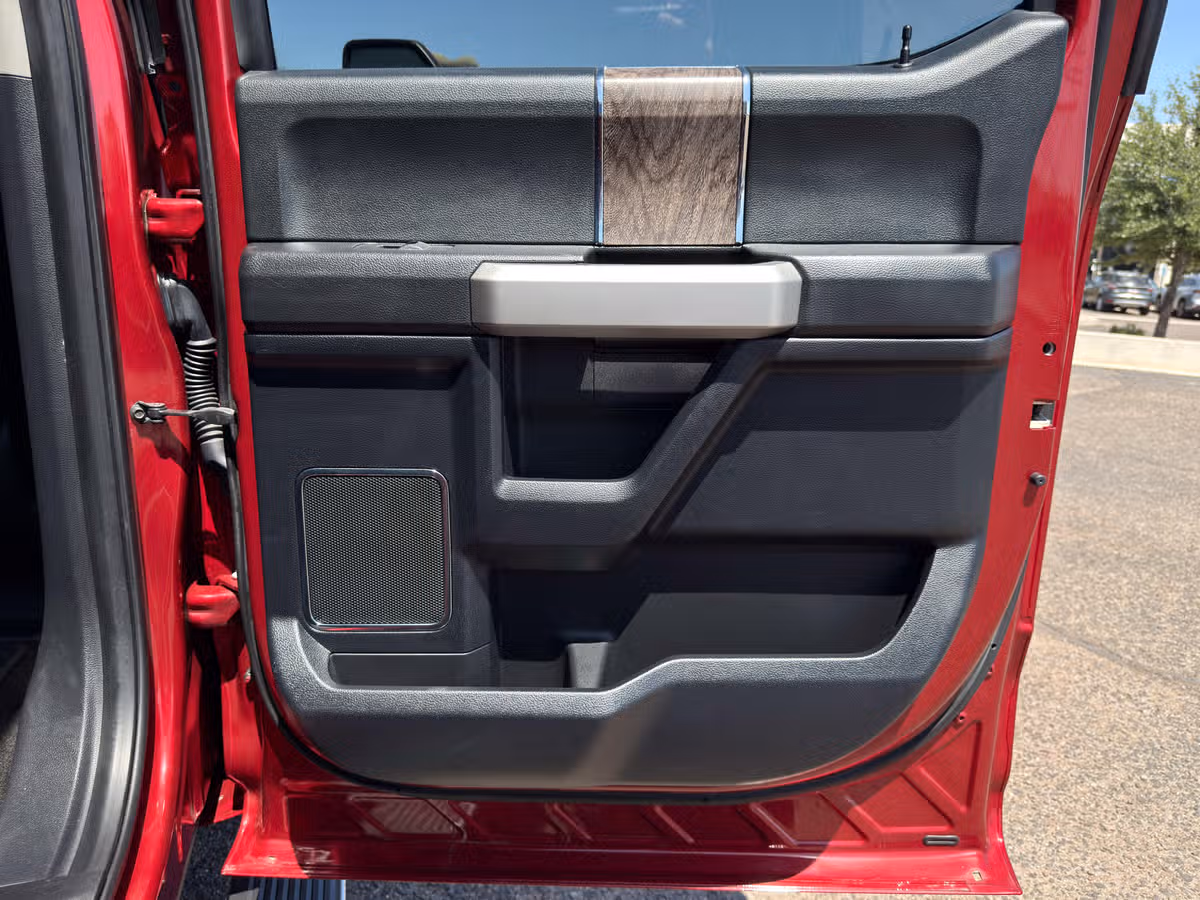 2017 Ford F-350 Super Duty Lariat Crew Cab Image 26