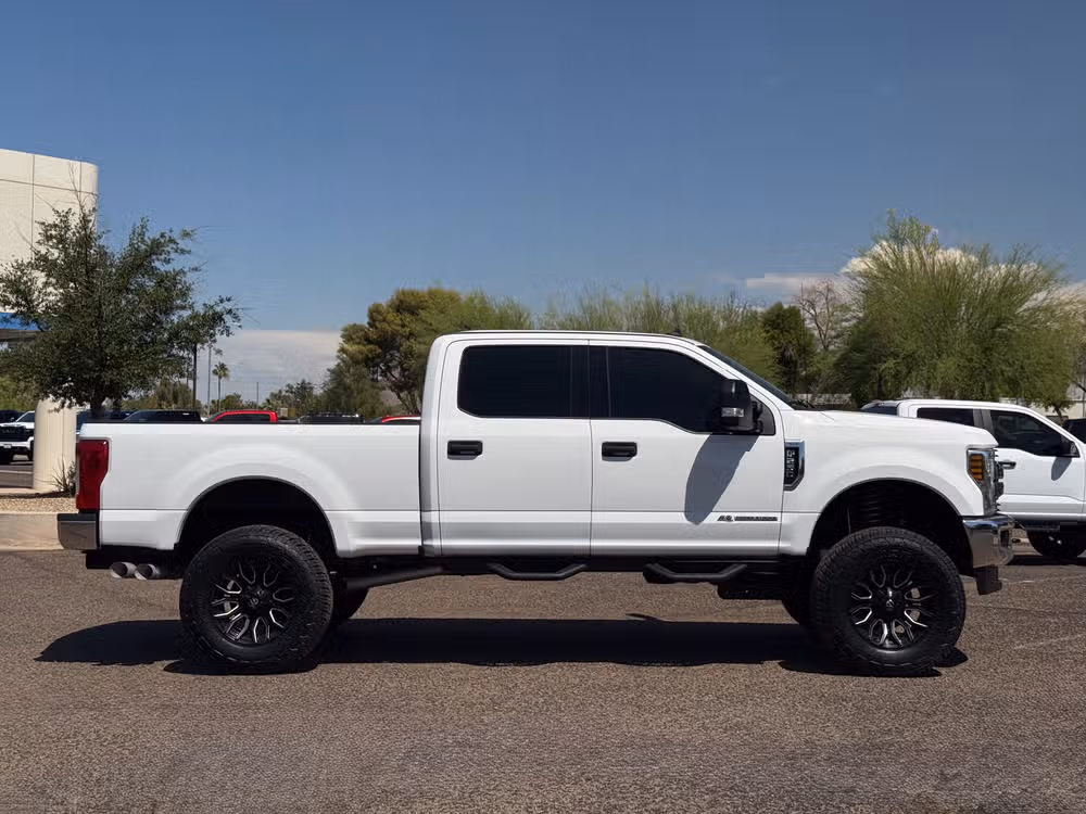2019 Ford F-250 Super Duty XLT Crew Cab Lower Image 2