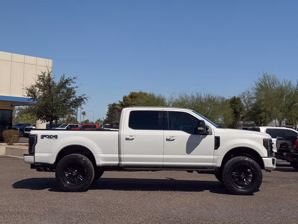 2022 Ford F-350 Super Duty Lariat Crew Cab Image 6