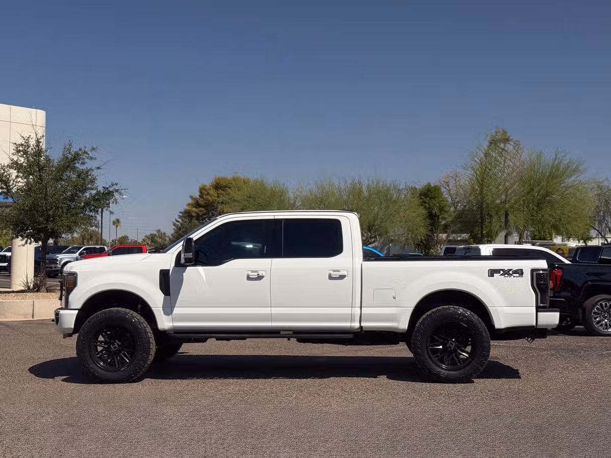 2022 Ford F-350 Super Duty Lariat Crew Cab Image 12