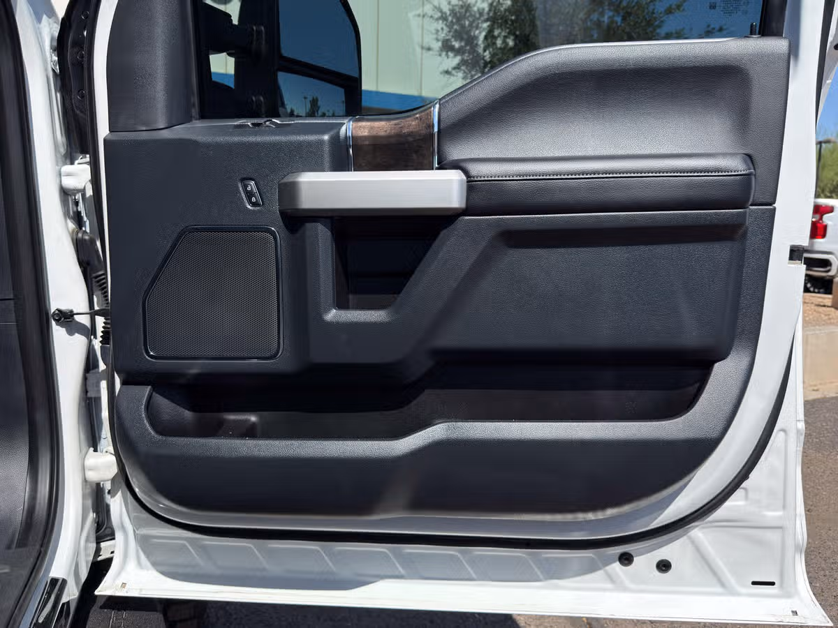 2022 Ford F-350 Super Duty Lariat Crew Cab Image 33