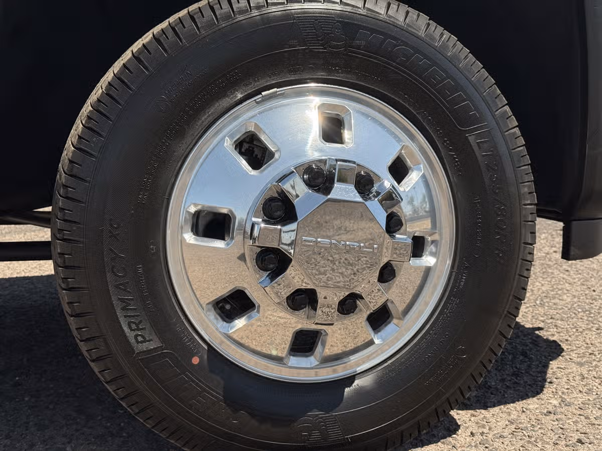 2024 GMC Sierra 3500HD Denali Crew Cab Image 7