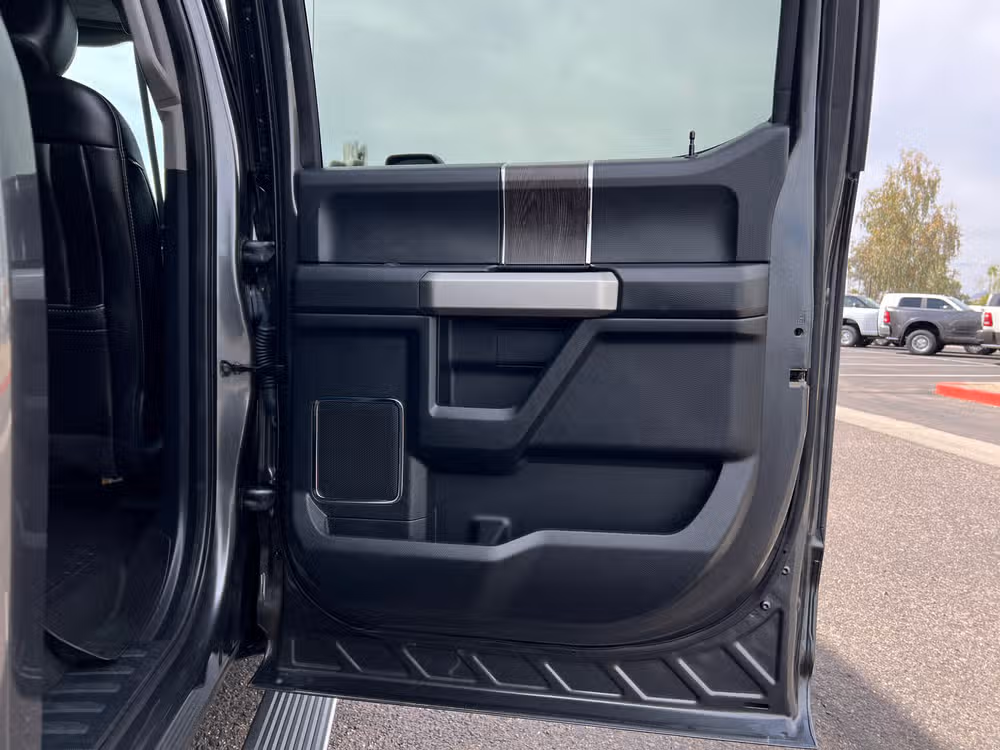 2020 Ford F-450 Super Duty Lariat Crew Cab Image 25