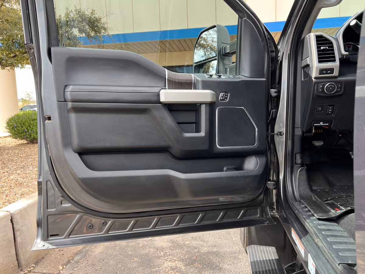 2020 Ford F-450 Super Duty Lariat Crew Cab Image 17