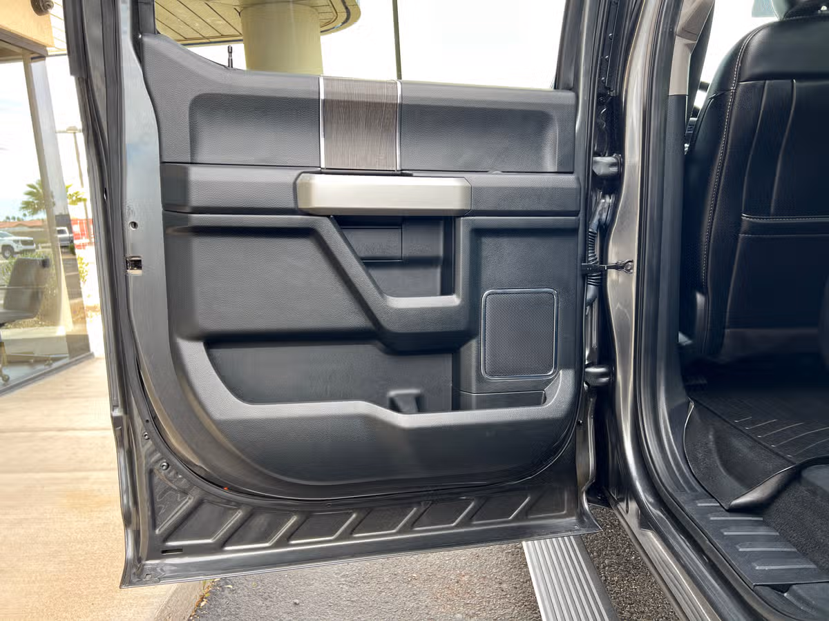 2020 Ford F-450 Super Duty Lariat Crew Cab Image 21