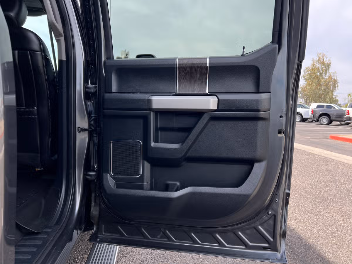 2020 Ford F-450 Super Duty Lariat Crew Cab Image 25