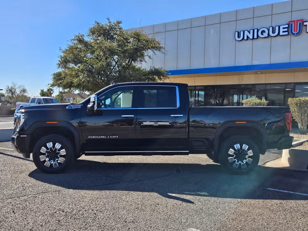 2024 GMC Sierra 3500HD Denali Crew Cab Image 2