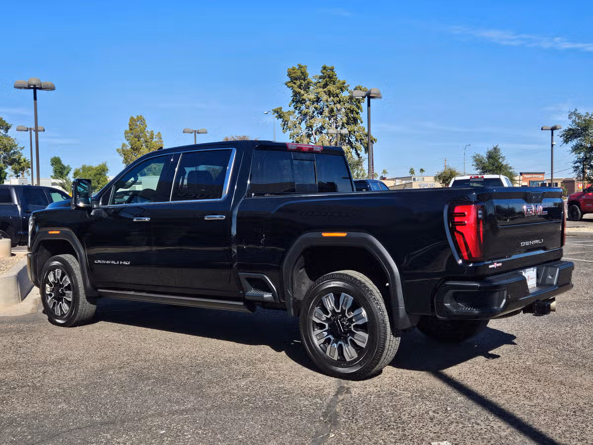 2024 GMC Sierra 3500HD Denali Crew Cab Image 10