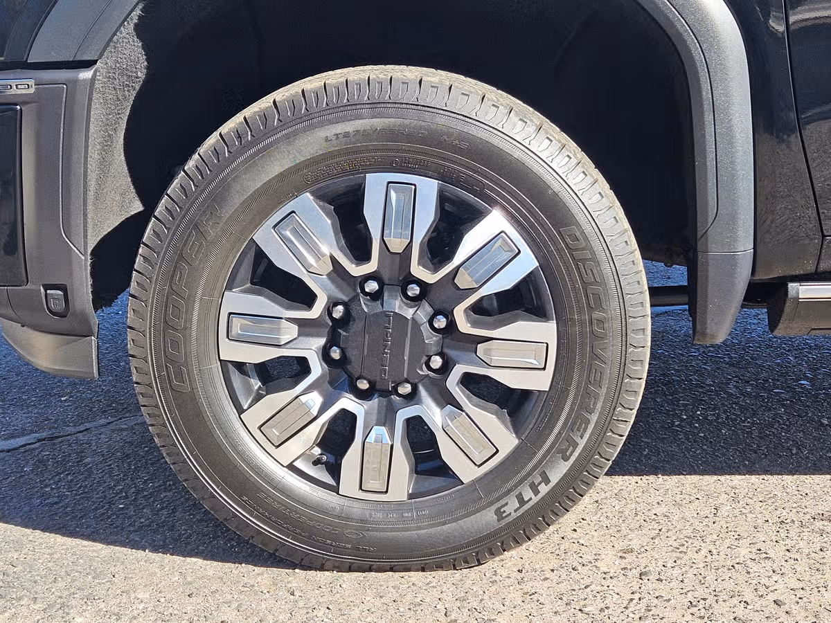 2024 GMC Sierra 3500HD Denali Crew Cab Image 12