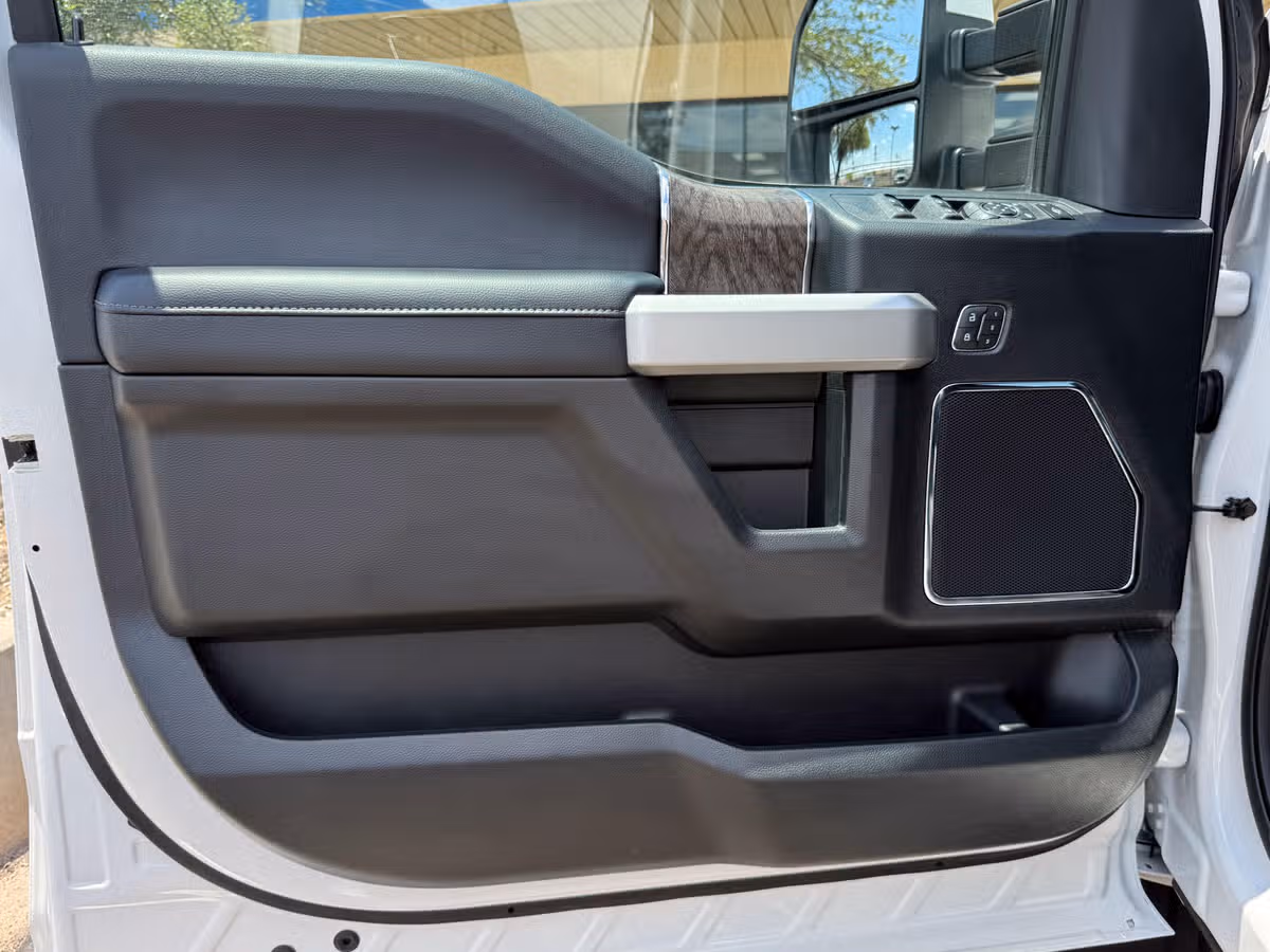 2018 Ford F-450 Super Duty Lariat Crew Cab Image 18