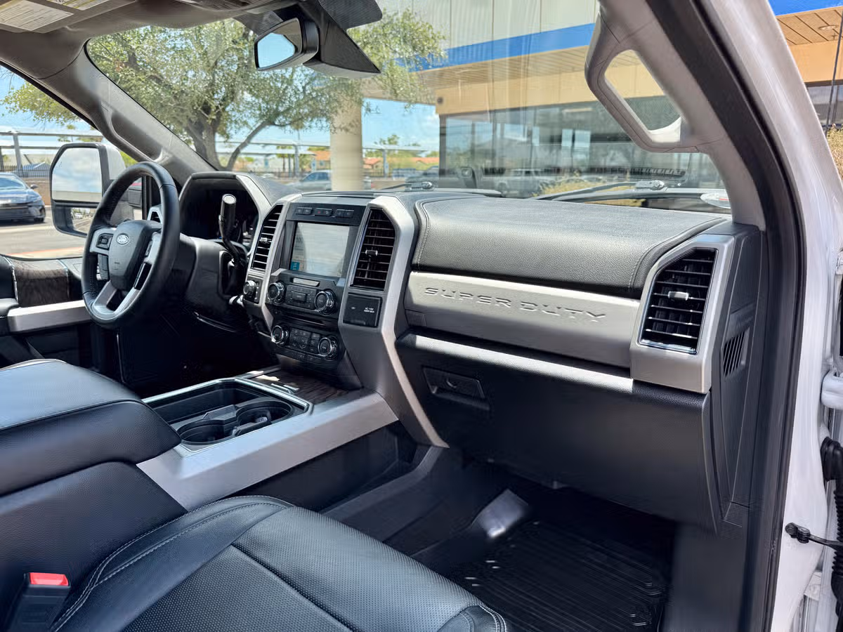 2018 Ford F-450 Super Duty Lariat Crew Cab Image 32