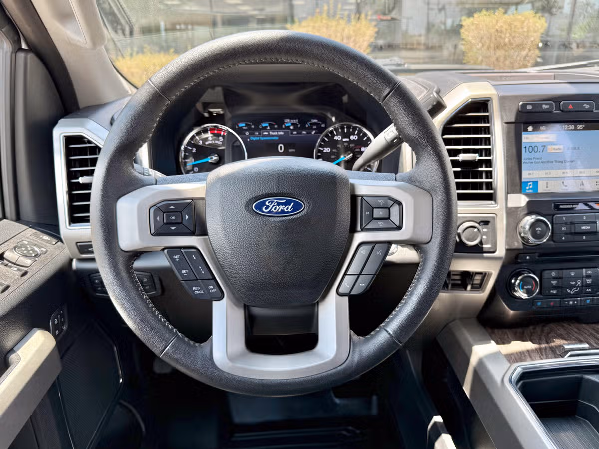 2018 Ford F-450 Super Duty Lariat Crew Cab Image 36