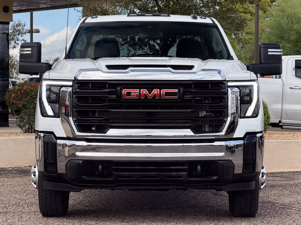 2025 GMC Sierra 3500HD Pro Image 3