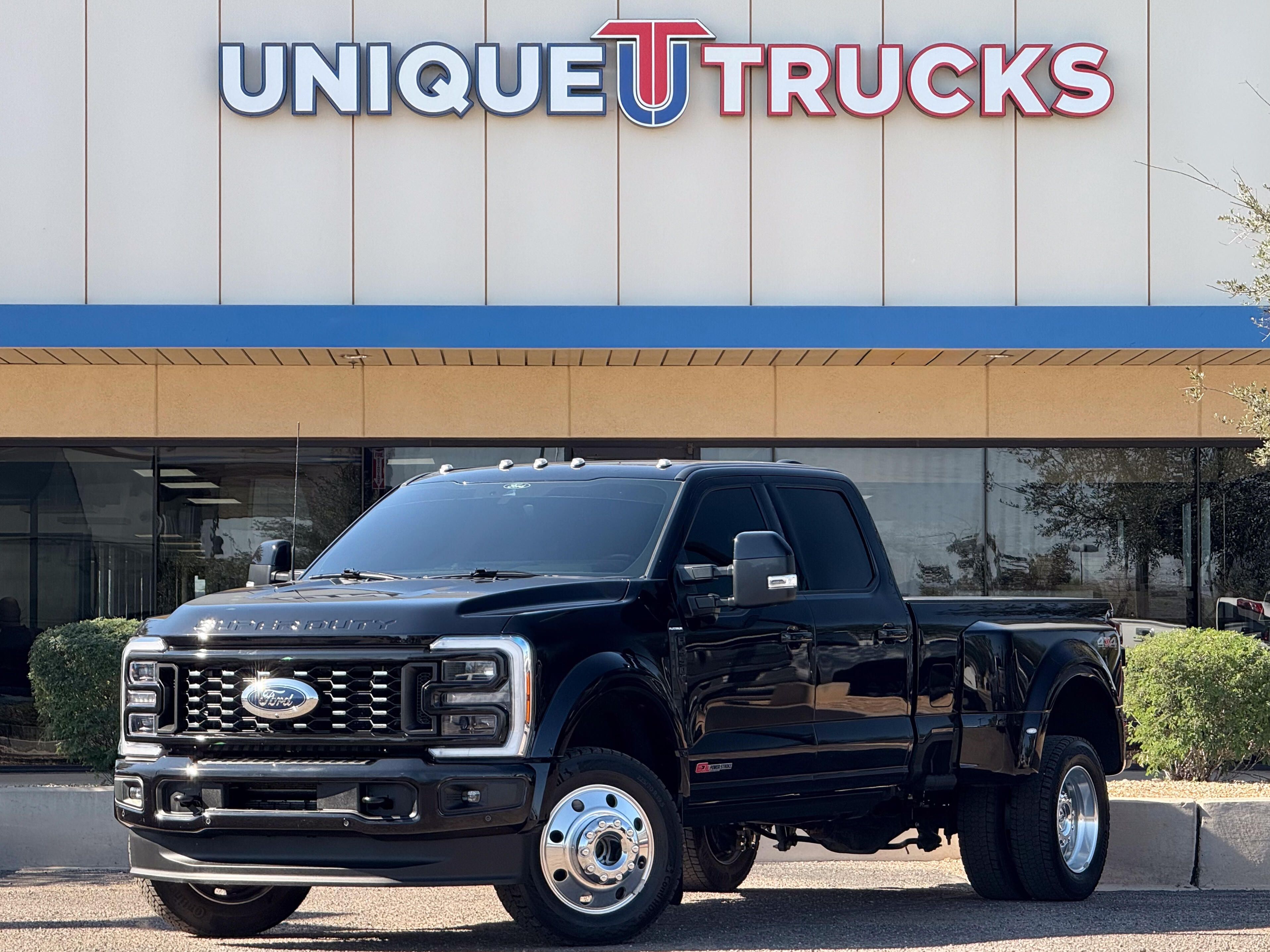 2025 Ford F-450 Super Duty Platinum's photo