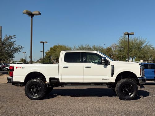 2025 Ford F-350 Super Duty Lariat Lower Image 2