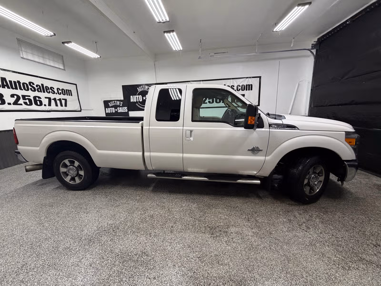 2011 Ford F-350 Super Duty Lariat Upper Image 2