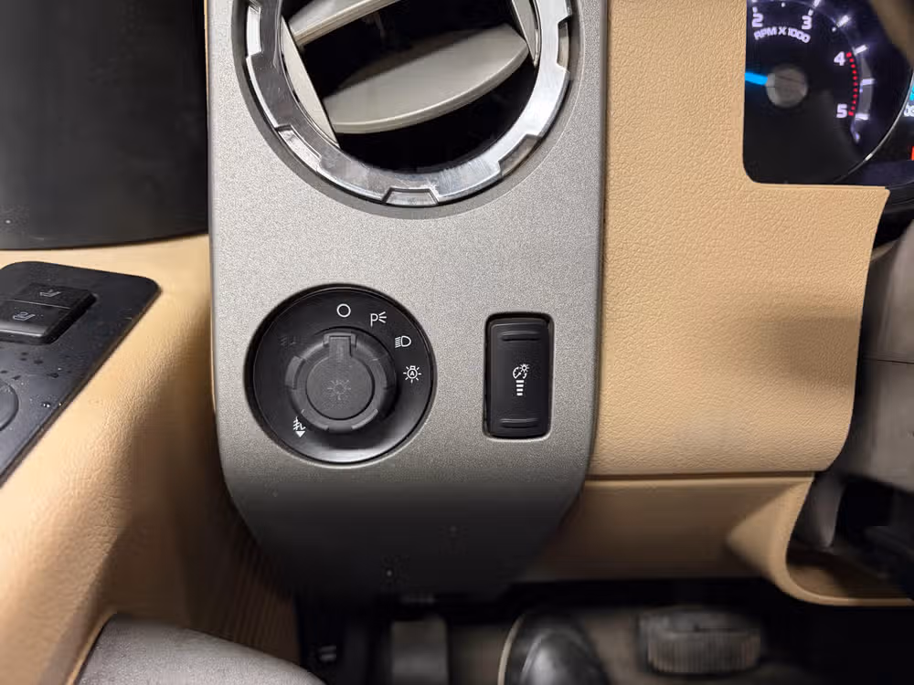 2011 Ford F-350 Super Duty Lariat Image 16
