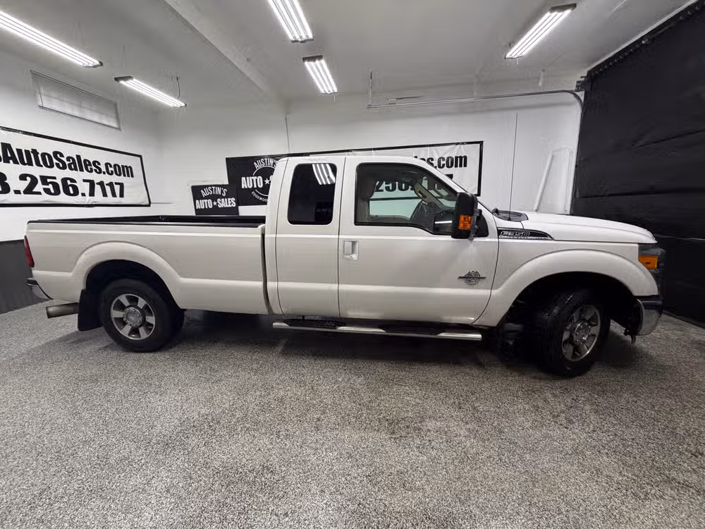 2011 Ford F-350 Super Duty Lariat Image 2