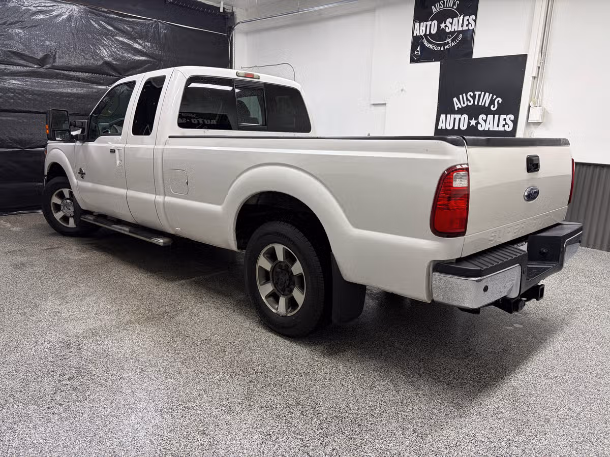 2011 Ford F-350 Super Duty Lariat Image 8