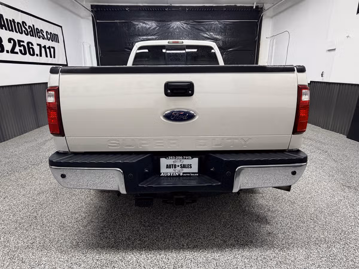 2011 Ford F-350 Super Duty Lariat Image 4
