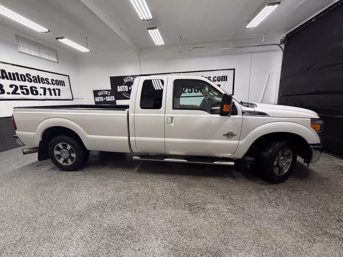 2011 Ford F-350 Super Duty Lariat Image 2