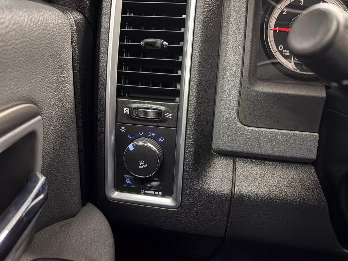 2018 Ram 1500 SLT Crew Cab Image 13