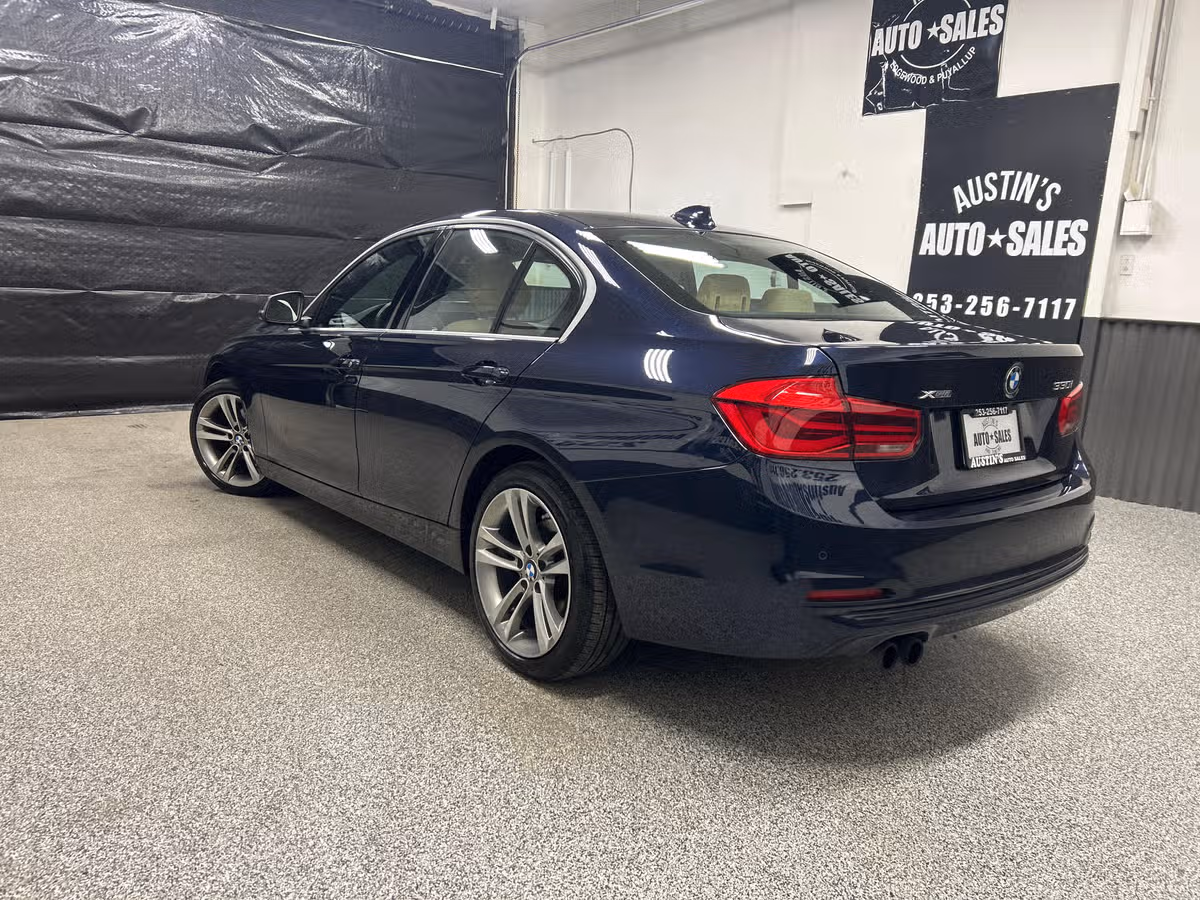 2017 BMW 3 Series 330i xDrive Image 4