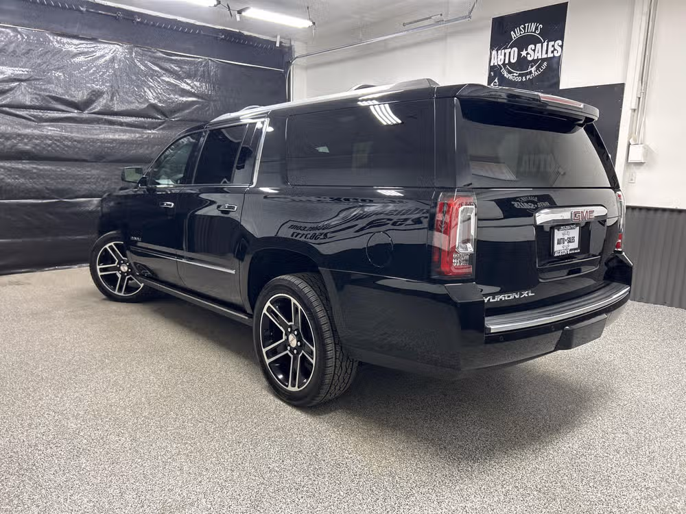2015 GMC Yukon XL Denali Lower Image 2