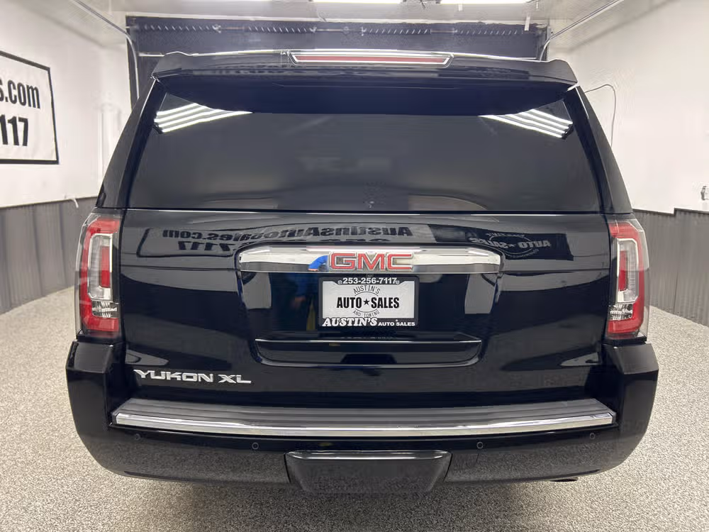 2015 GMC Yukon XL Denali Lower Image 3