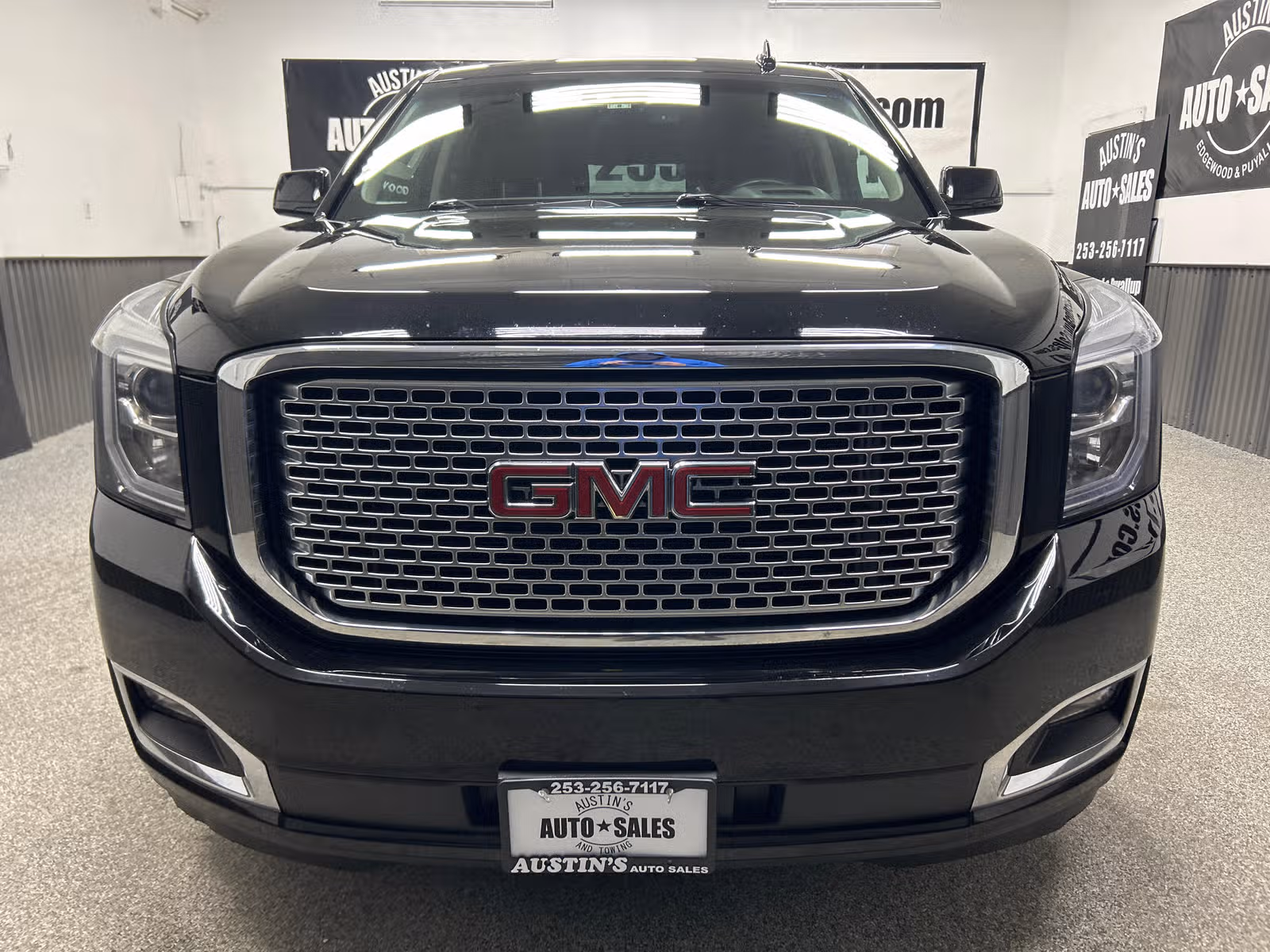 2015 GMC Yukon XL Denali Upper Image 2