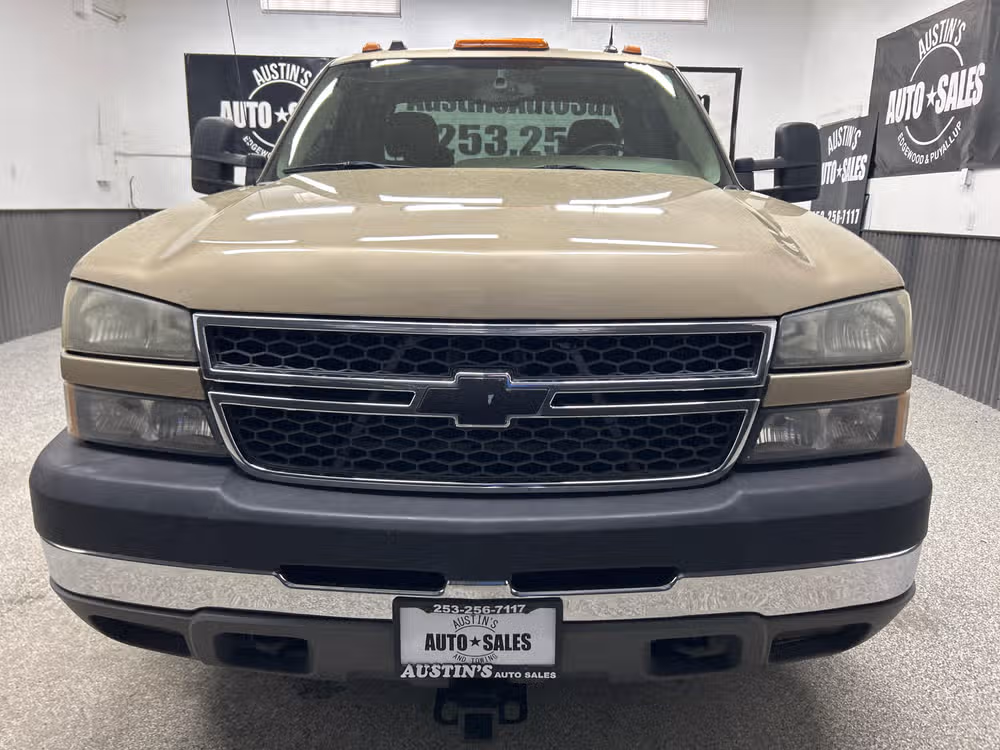 2005 Chevrolet Silverado 3500 LS Image 2