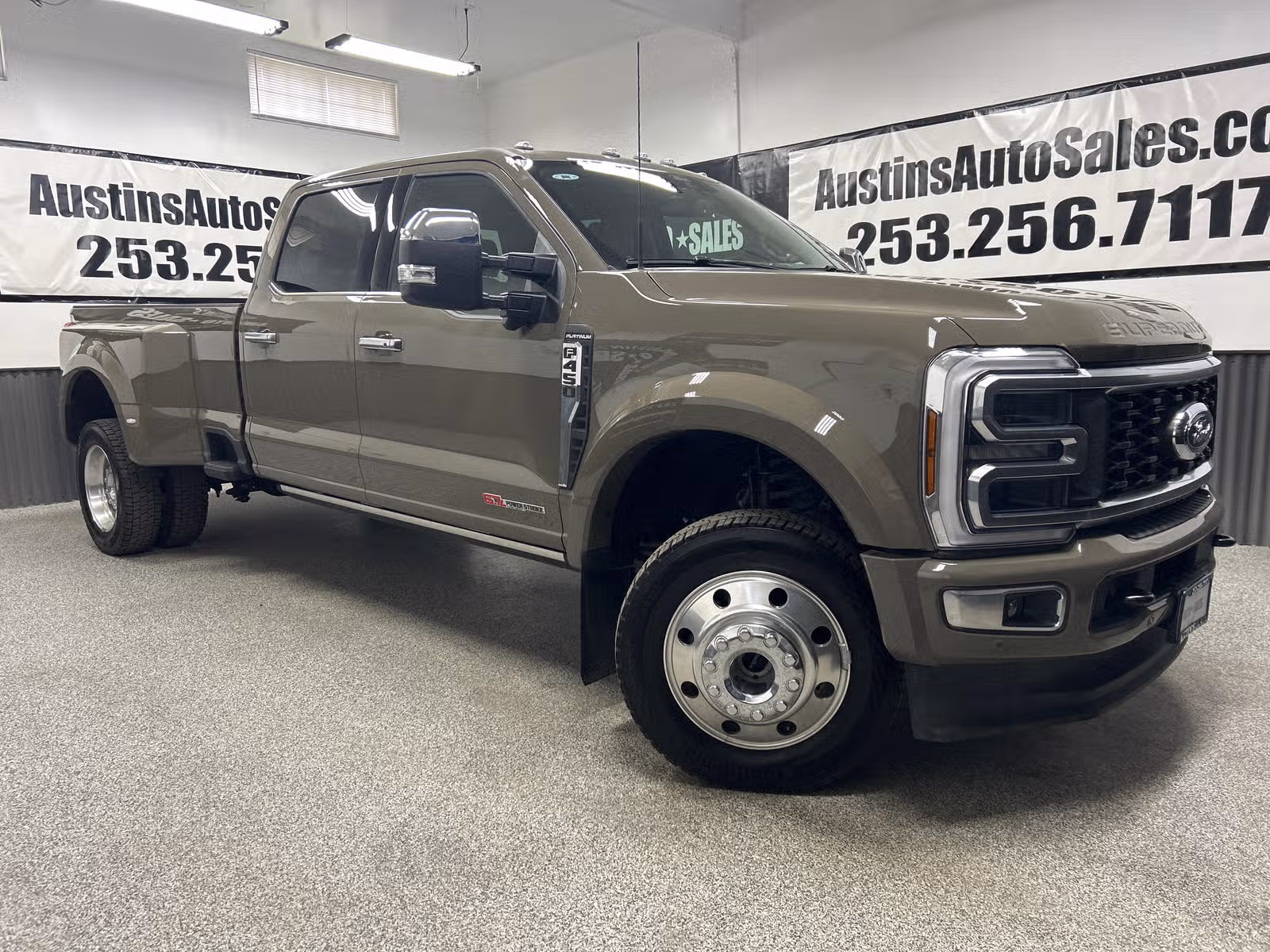 2026 Ford F-450 Super Duty Platinum Upper Image 1