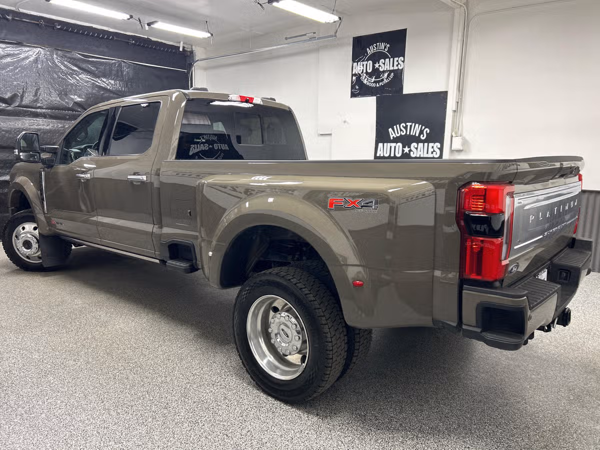 2026 Ford F-450 Super Duty Platinum Image 4