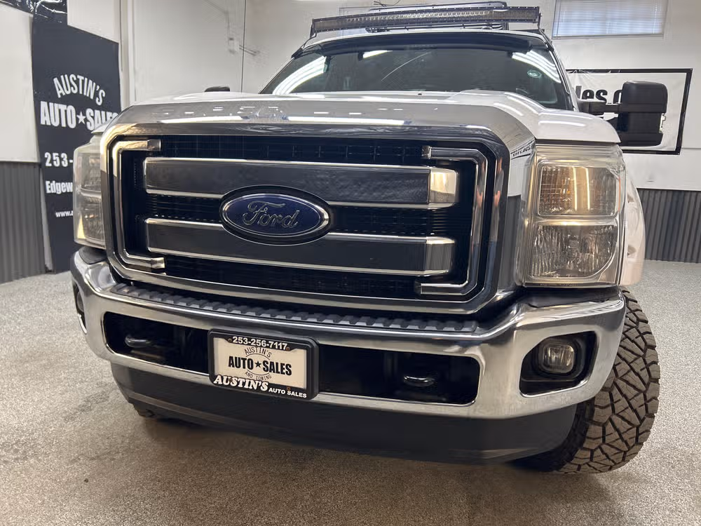 2015 Ford F-250 Super Duty Lariat Crew Cab Image 2