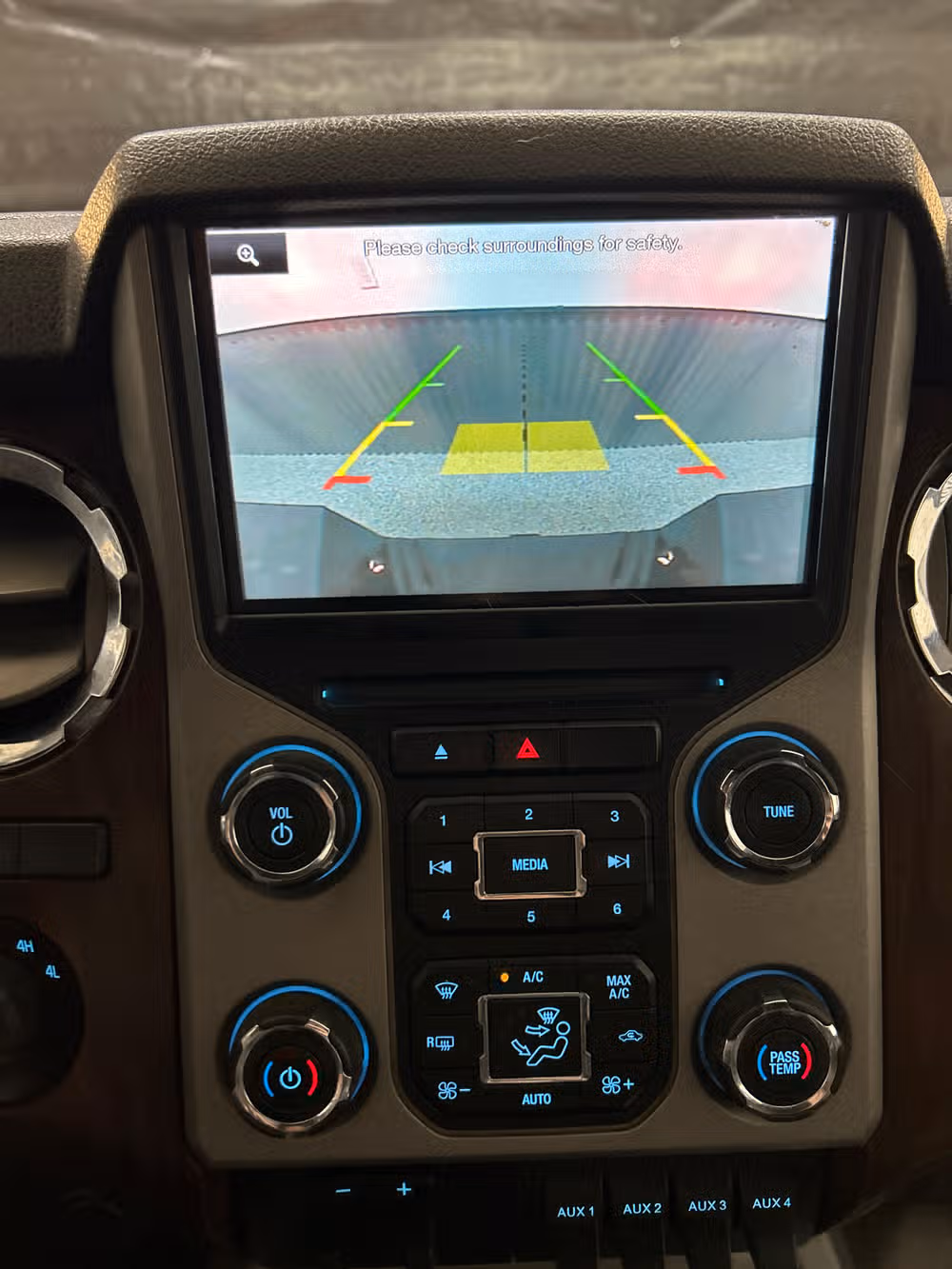 2015 Ford F-250 Super Duty Lariat Crew Cab Image 15