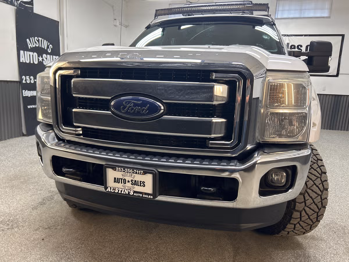 2015 Ford F-250 Super Duty Lariat Crew Cab Image 2