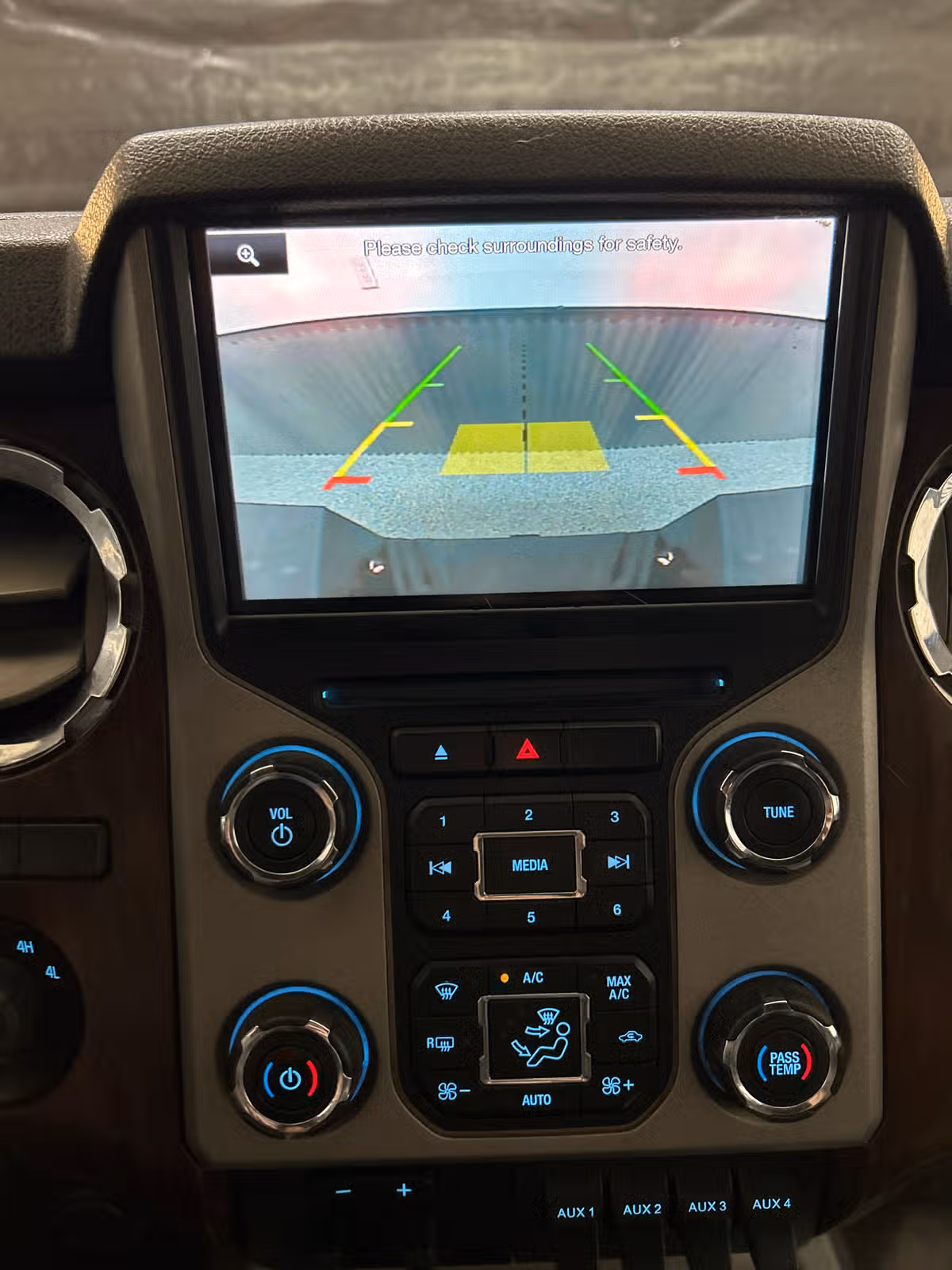 2015 Ford F-250 Super Duty Lariat Crew Cab Image 15