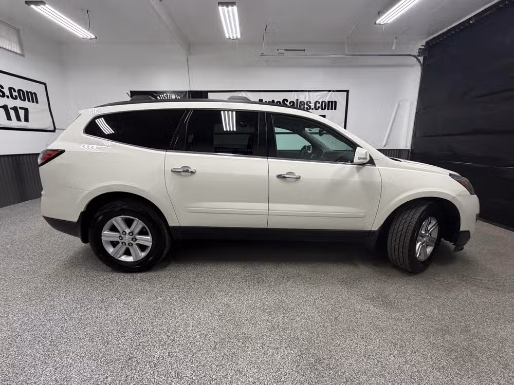2014 Chevrolet Traverse LT Image 2