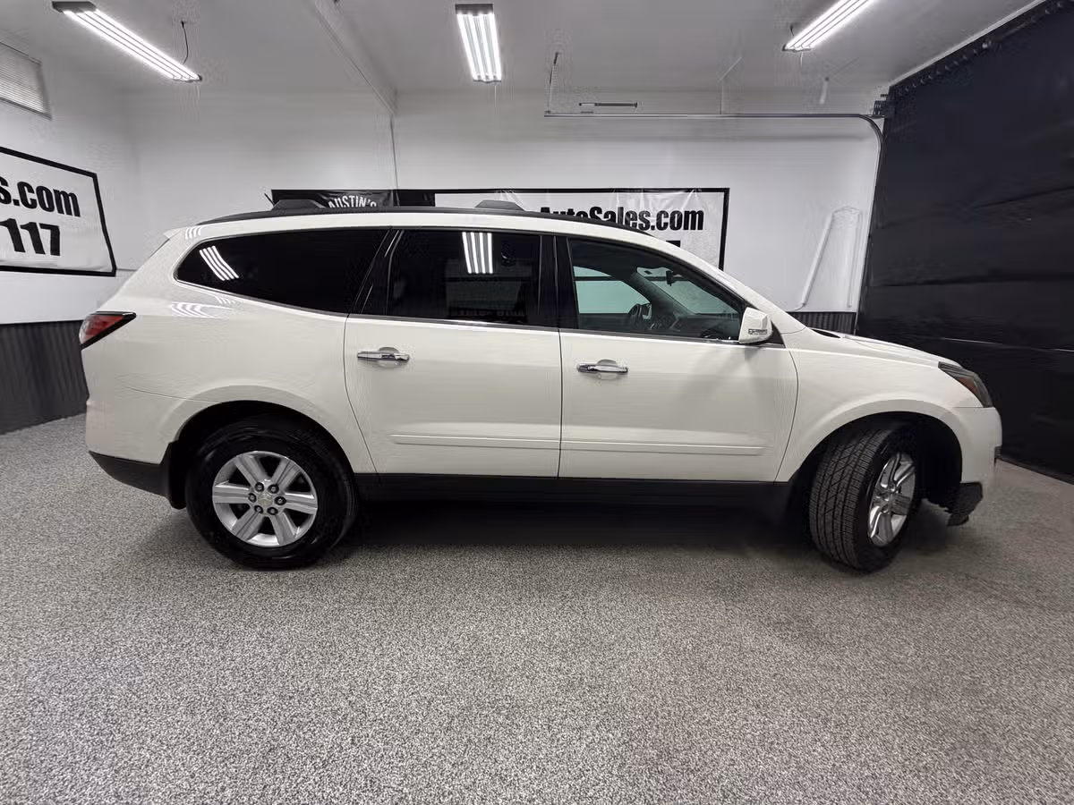 2014 Chevrolet Traverse LT Image 2