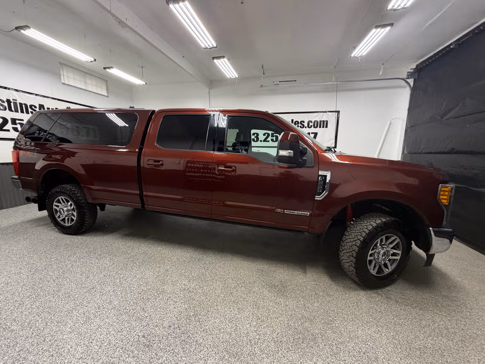 2017 Ford F-350 Super Duty Lariat Crew Cab Upper Image 2