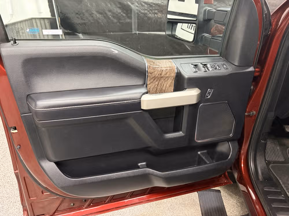 2017 Ford F-350 Super Duty Lariat Crew Cab Image 17