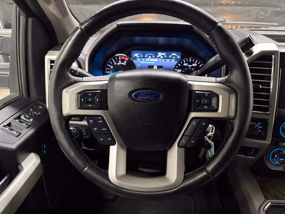 2017 Ford F-350 Super Duty Lariat Crew Cab Image 12