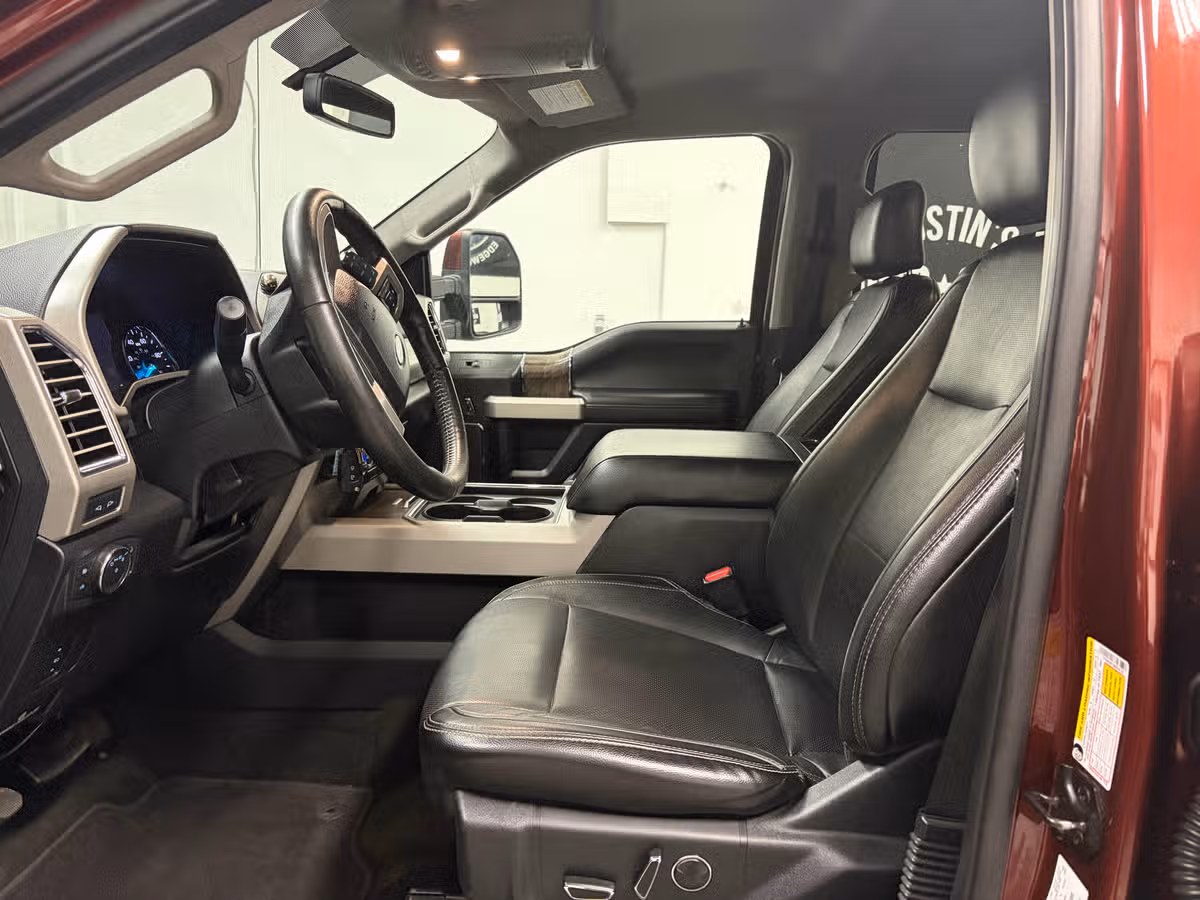 2017 Ford F-350 Super Duty Lariat Crew Cab Image 18