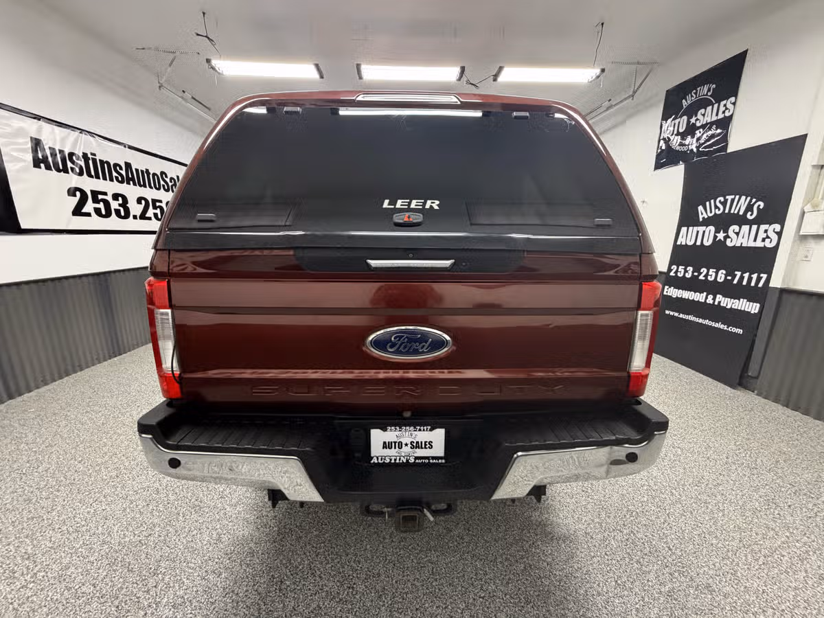 2017 Ford F-350 Super Duty Lariat Crew Cab Image 4