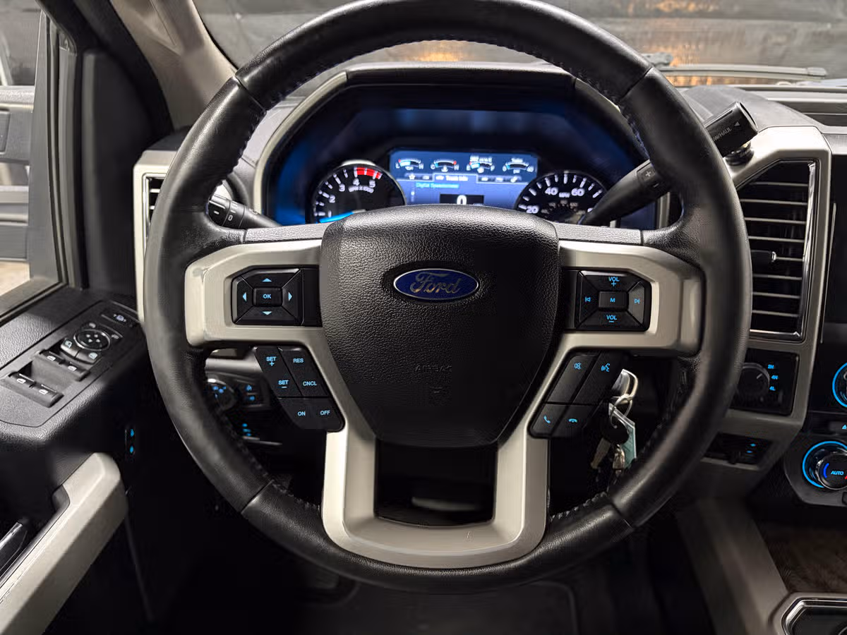 2017 Ford F-350 Super Duty Lariat Crew Cab Image 12