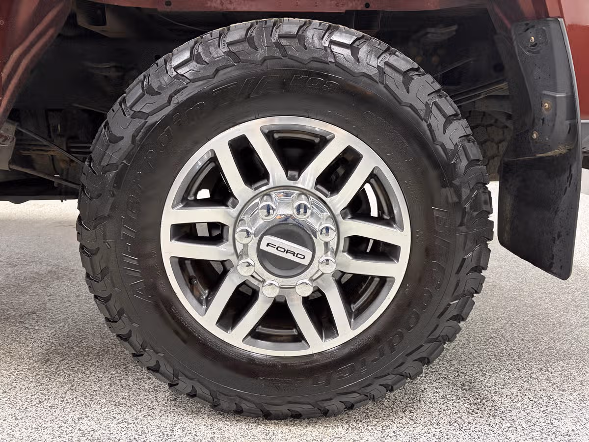 2017 Ford F-350 Super Duty Lariat Crew Cab Image 10