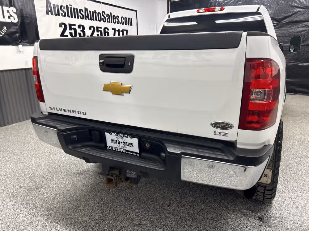 2014 Chevrolet Silverado 2500HD LTZ Crew Cab Lower Image 3
