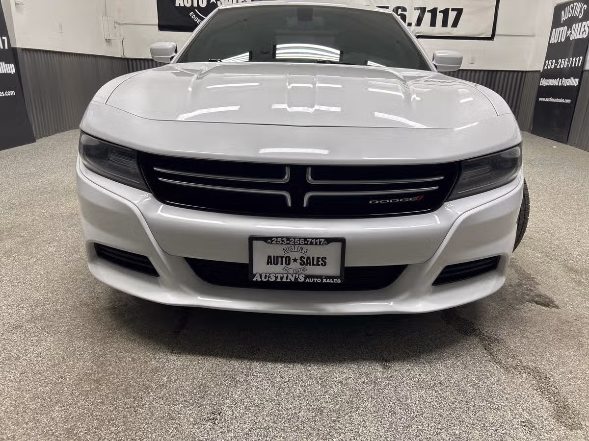 2015 Dodge Charger SE Image 2