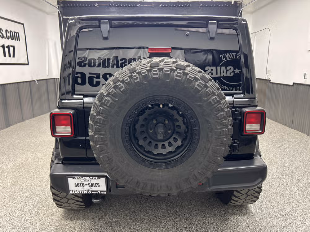 2020 Jeep Wrangler Unlimited Sahara Lower Image 3